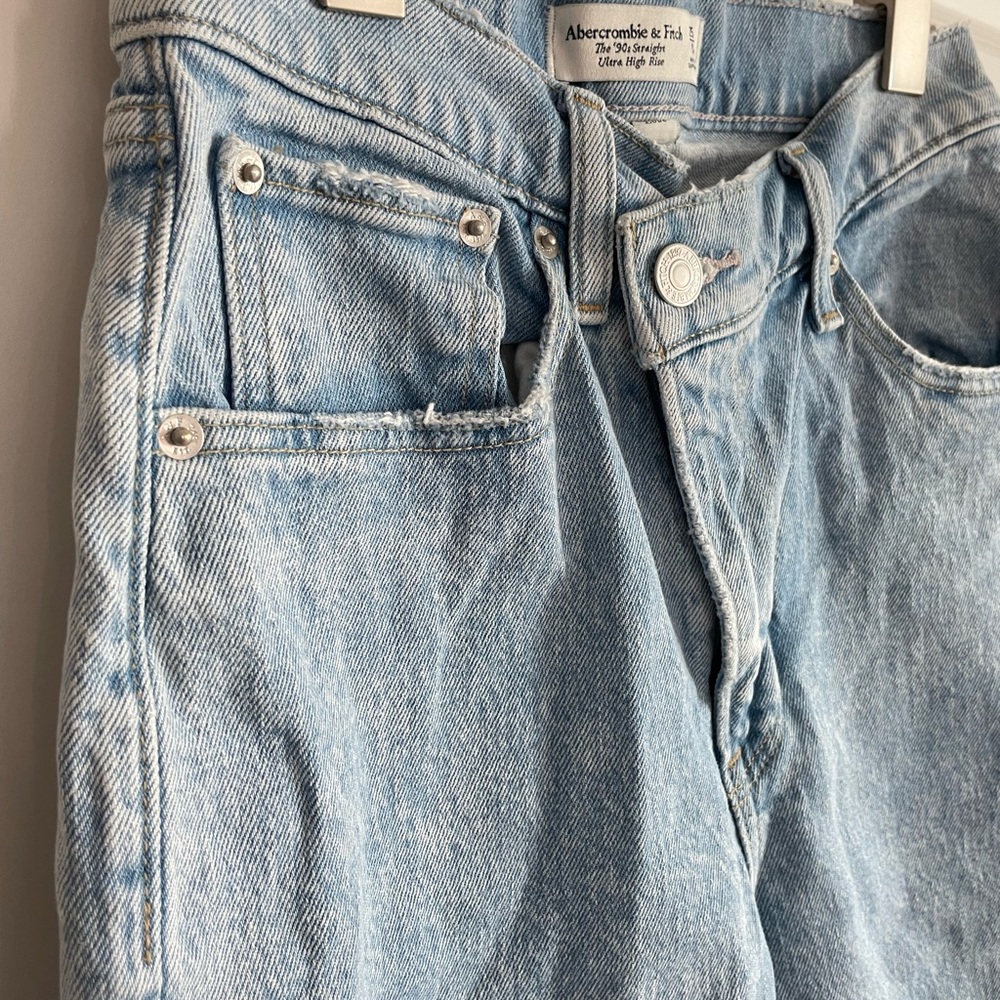 Abercrombie The 90s Straight Ultra High Rise Light Wash Jeans Curve Love Size 0R - Picture 9 of 9